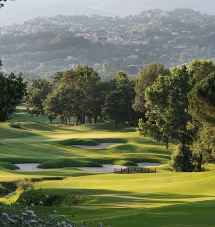 Picture of a stunning golf course with mountains in the background